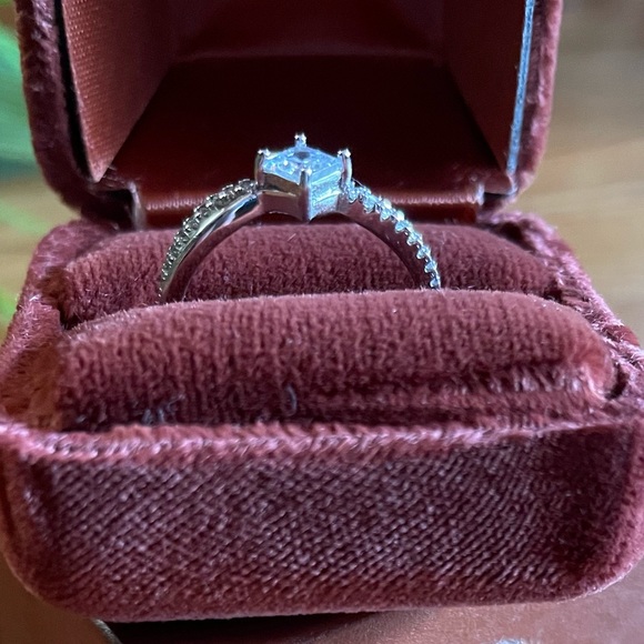 Jeffery Levin Sterling Engagement Ring - Picture 4 of 7